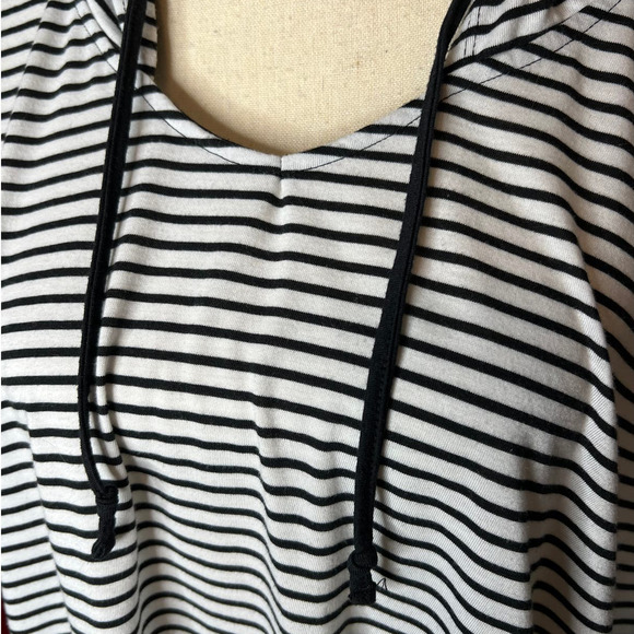 Hurley Nike Dri-Fit Kaftan Size M/L in Black and White Stripe with Hood - Picture 2 of 6